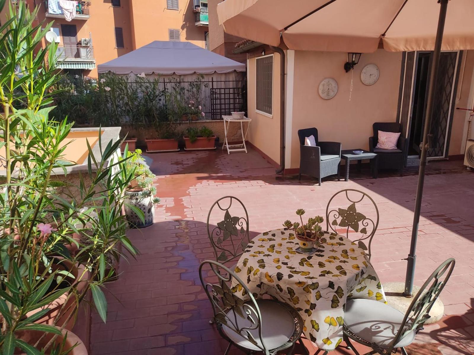 Vatican Heart Leone - Terrace Roma